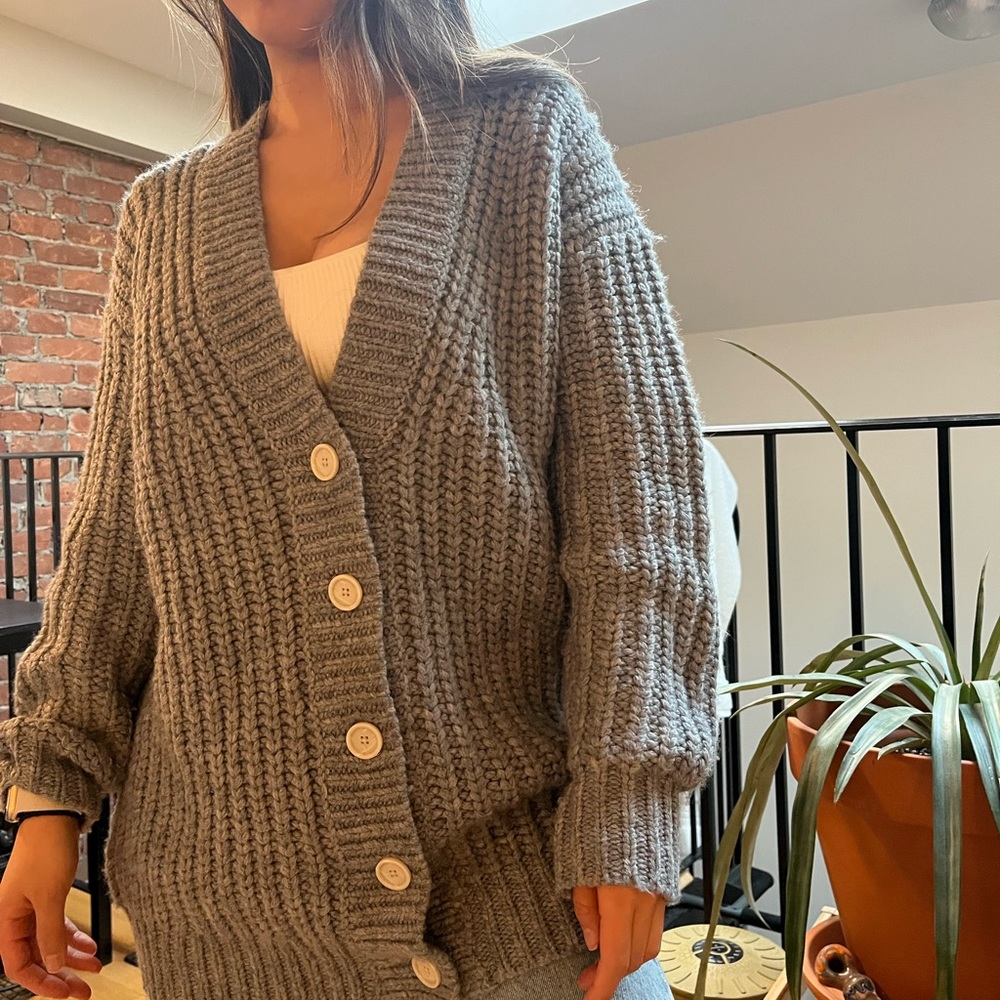 Aritzia TBA Laguna cardigan sweater